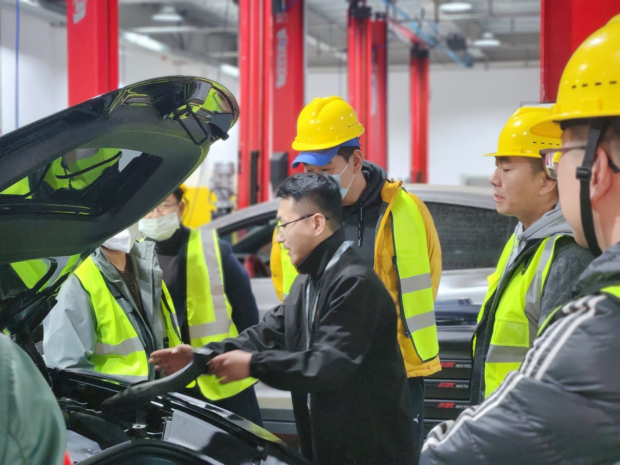 不用下楼就能维修、检测 特斯拉车间开放日展示“极佳”售后服务